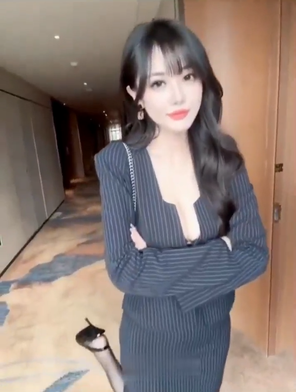 户外露出天花板【阿罗拉】最新VIP群福利，不惧走光调戏路人疯狂露出，露脸野战骚到没边儿了【2v】